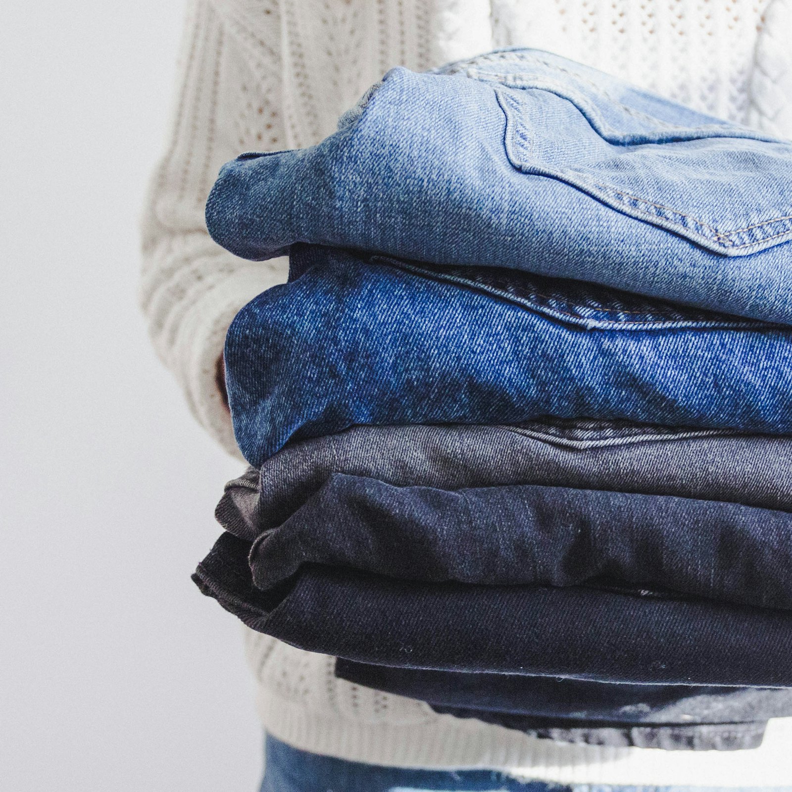 Katlanmış denim ürünler. Görsel, tekstil ve tedarik alanını temsil eder.